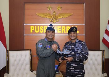 Sinergi TNI AL Diperkuat, Kadispenal Terima Brevet Kehormatan Penerbangan
