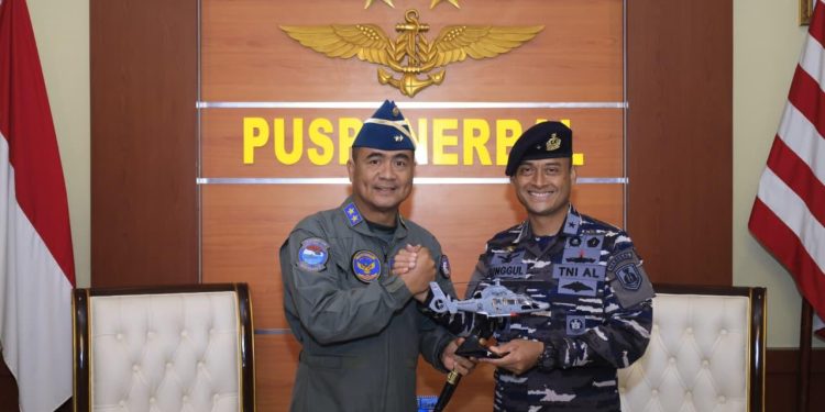 Sinergi TNI AL Diperkuat, Kadispenal Terima Brevet Kehormatan Penerbangan